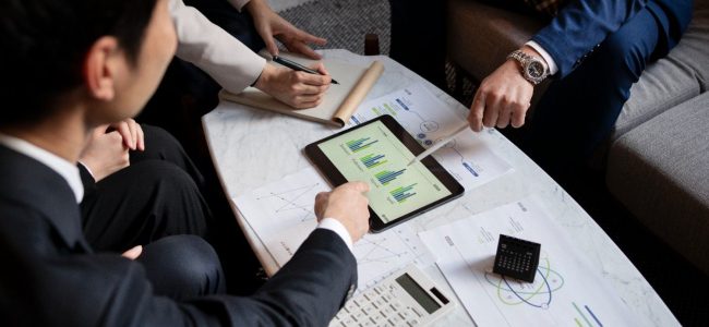 business-people-working-with-ipad-high-angle (1)